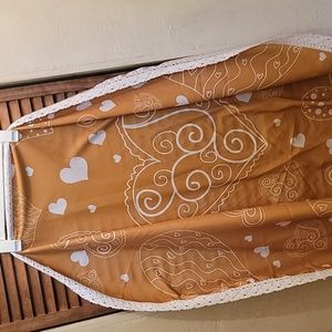 Round gold table cloth with hearts